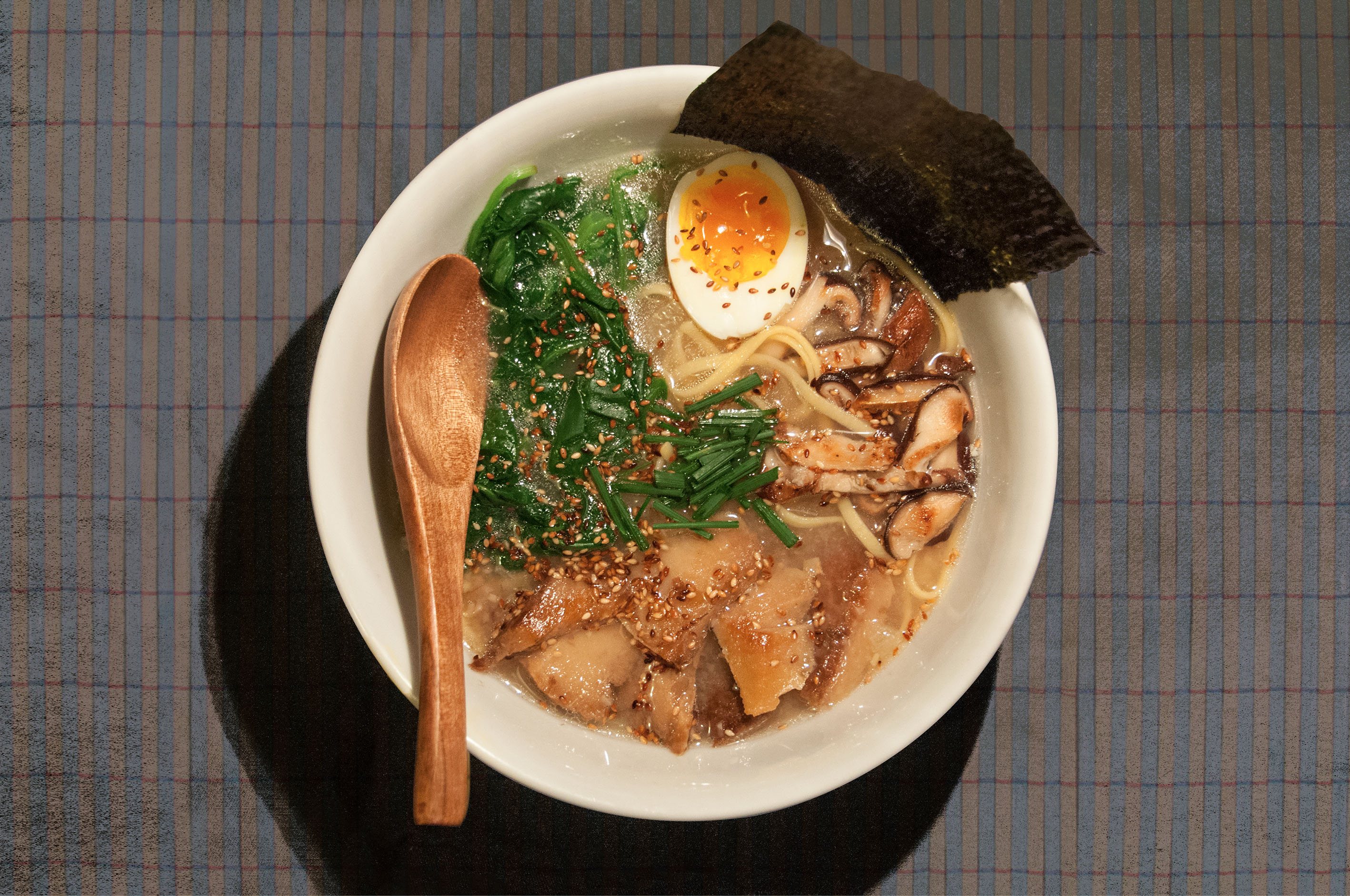 Ramen vegetariano con brodo di funghi shiitake