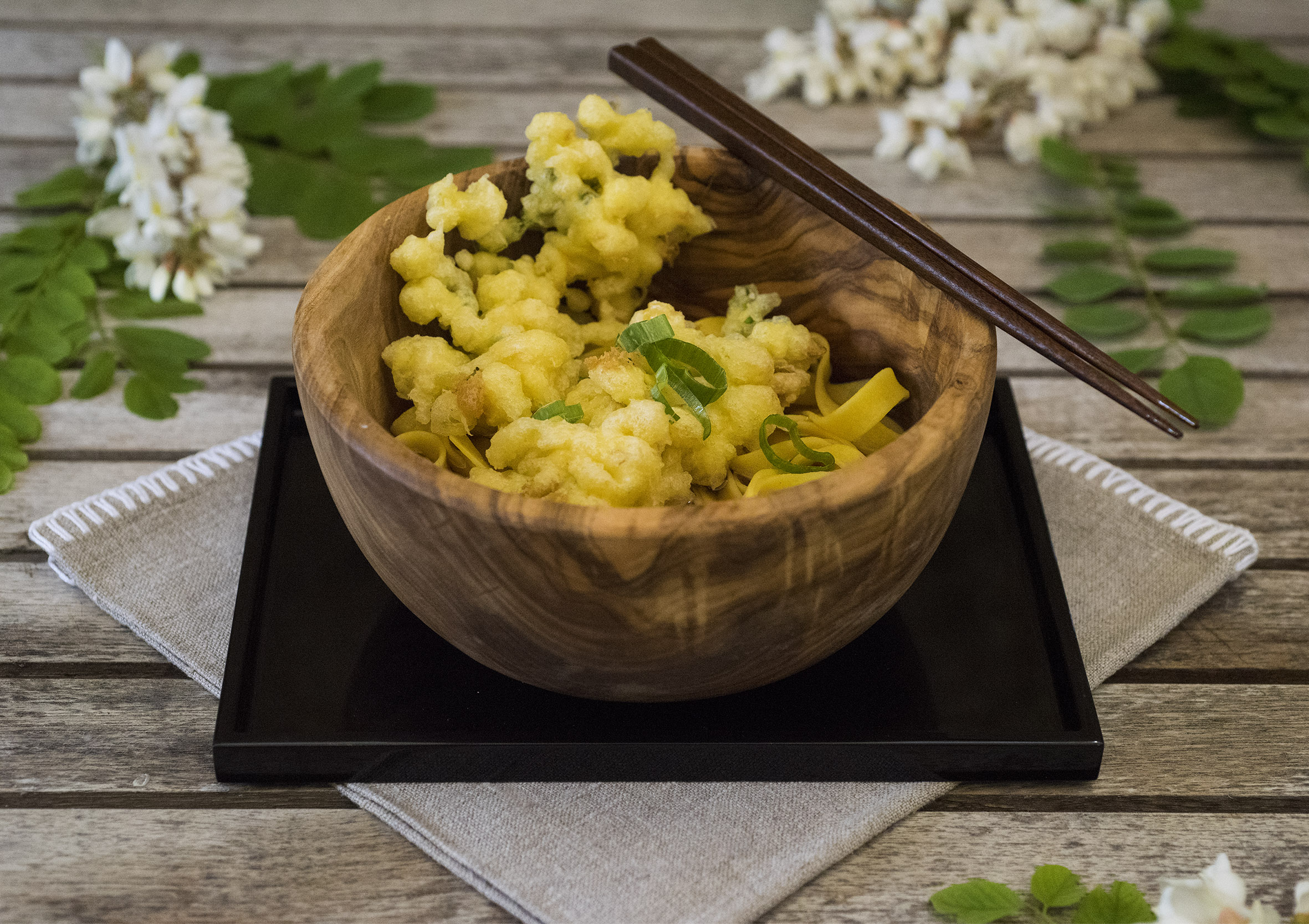 Tagliatelle di mais in brodo “dashi” con tempura di fiori d’acacia