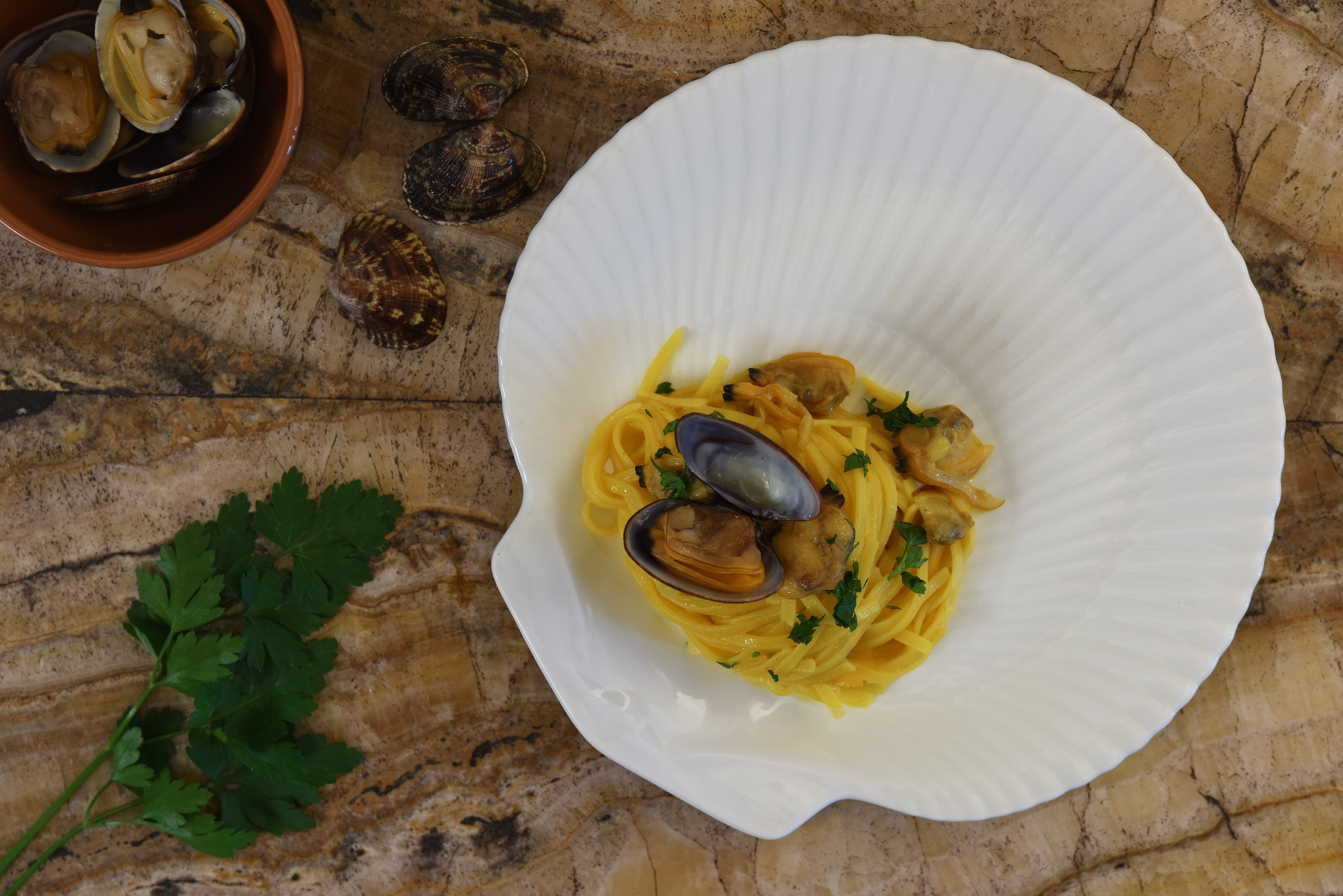 Tagliolini with clams and turmeric