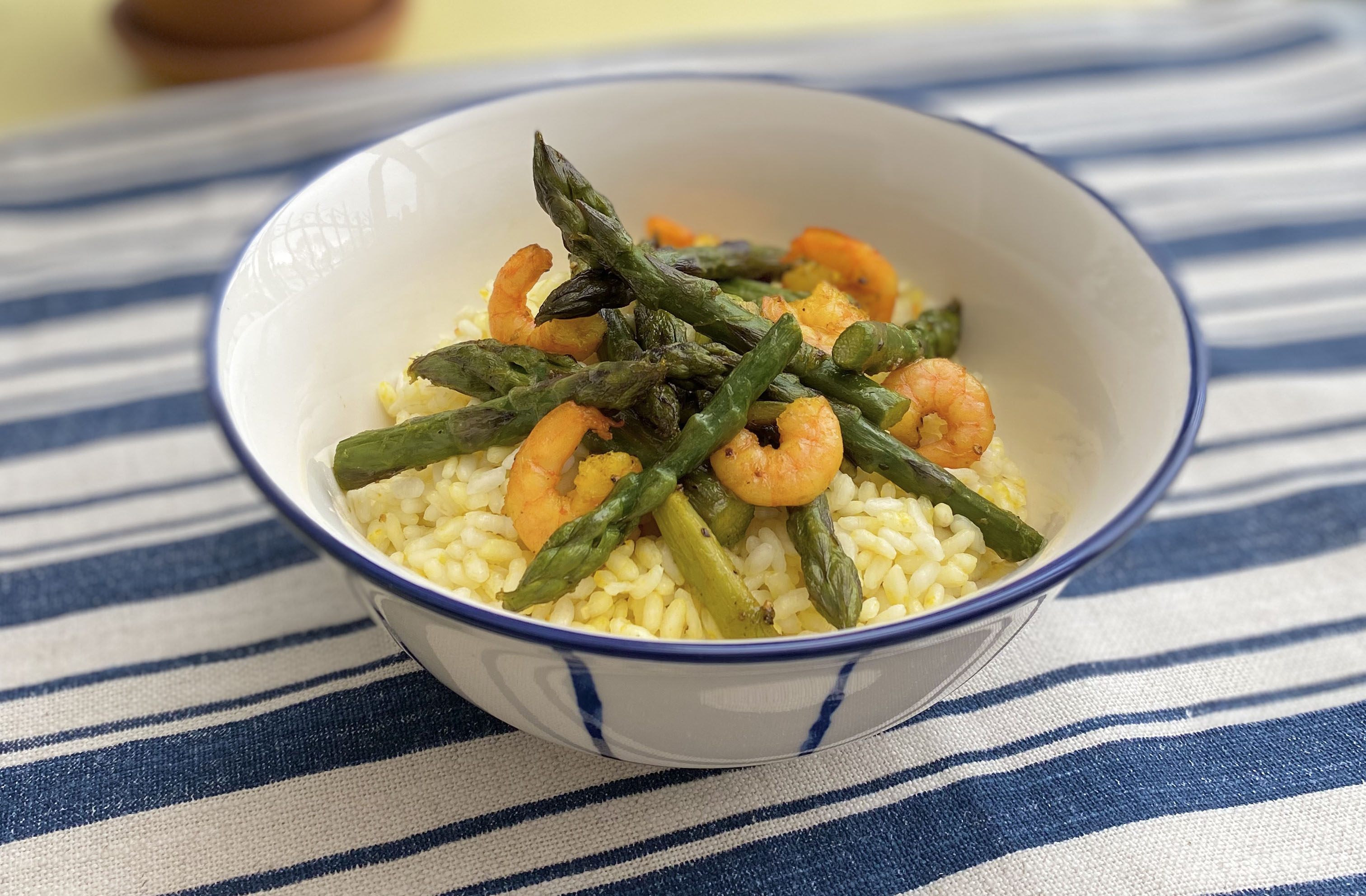 Riso saltato allo zafferano con asparagi verdi e gamberetti