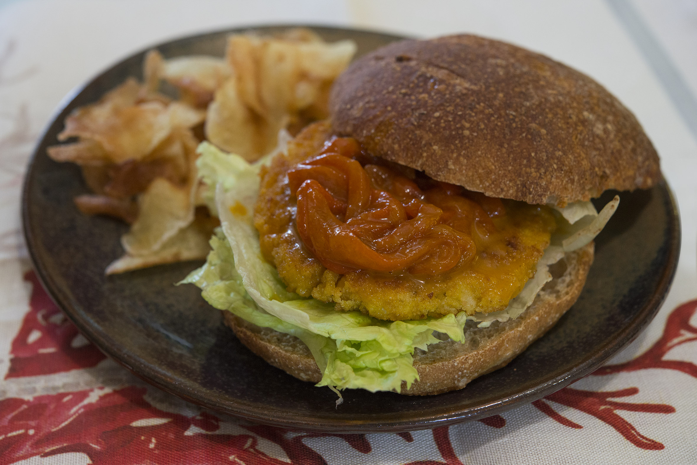 Rice hamburger with bell pepper sauce